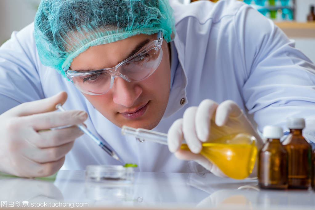 生物技术科学家在实验室里工作