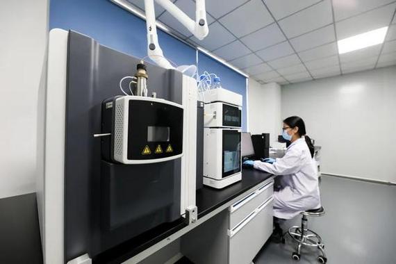 走进重庆黄嘉生物技术(以下简称"黄嘉生物")实验室内,实验